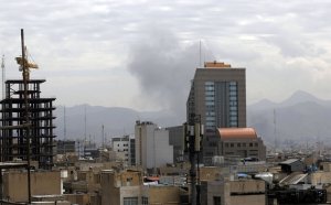 வளைகுடாப் போரில் அதிரடி திருப்பம்: 4,000 கி.மீ. தூரம் பாயும் ஏவுகணைகளை வீசி ஈரான் தாக்குதல்!