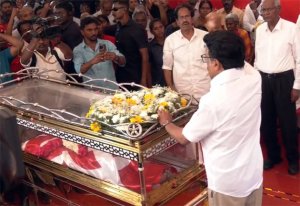 நல்லகண்ணு உடலுக்கு 72 குண்டுகள் முழங்க அரசு மரியாதை: முதல்வர் ஸ்டாலின் நேரில் அஞ்சலி