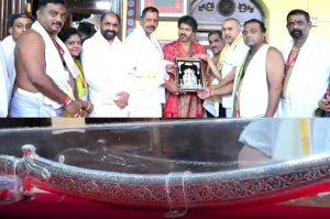 எம்ஜிஆர், ஜெயலலிதா வரிசையில் விஜய்: கொல்லூர் மூகாம்பிகை கோவிலில் சுவாமி தரிசனம்...!